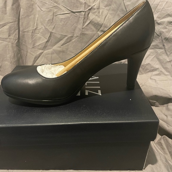 Brand new in box black pumps - Picture 3 of 5